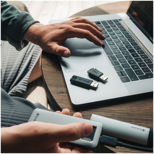 Verbatim USB Drive 3.2 Pinstripe 64GB Black - Image 4